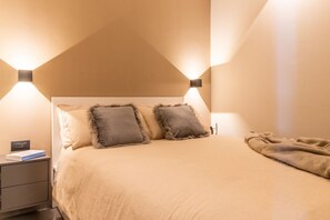 1 habitación, tabla de planchar con plancha y cuna de viaje 