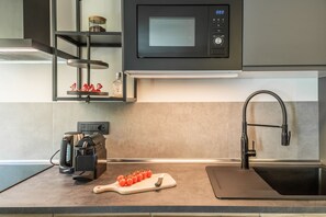 Geladeira, micro-ondas, cooktop, lava-louças