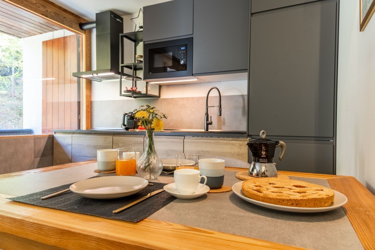 Réfrigérateur, micro-ondes, plaque de cuisson, lave-vaisselle