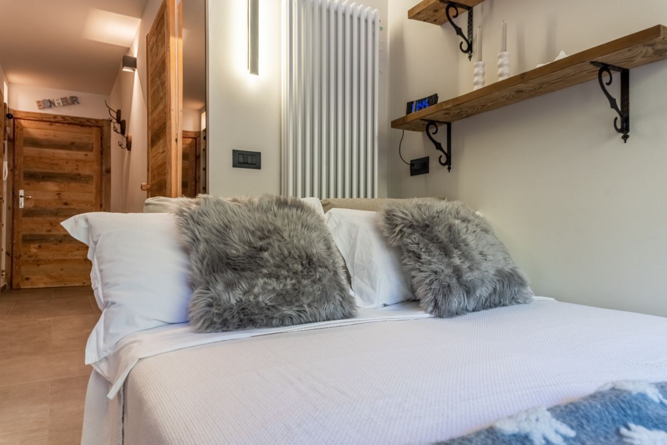 1 habitación, tabla de planchar con plancha y cuna de viaje 