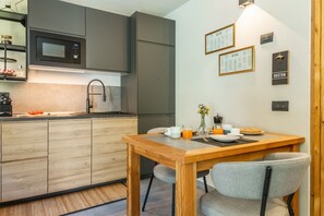 Frigorífic, microones, placa de cuina i rentaplats 