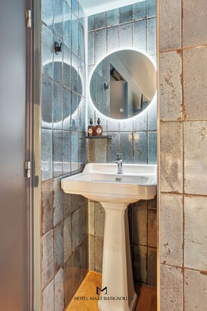 クラシック ダブルルーム | バスルーム | シャワー、ヘアドライヤー、タオル、石鹸