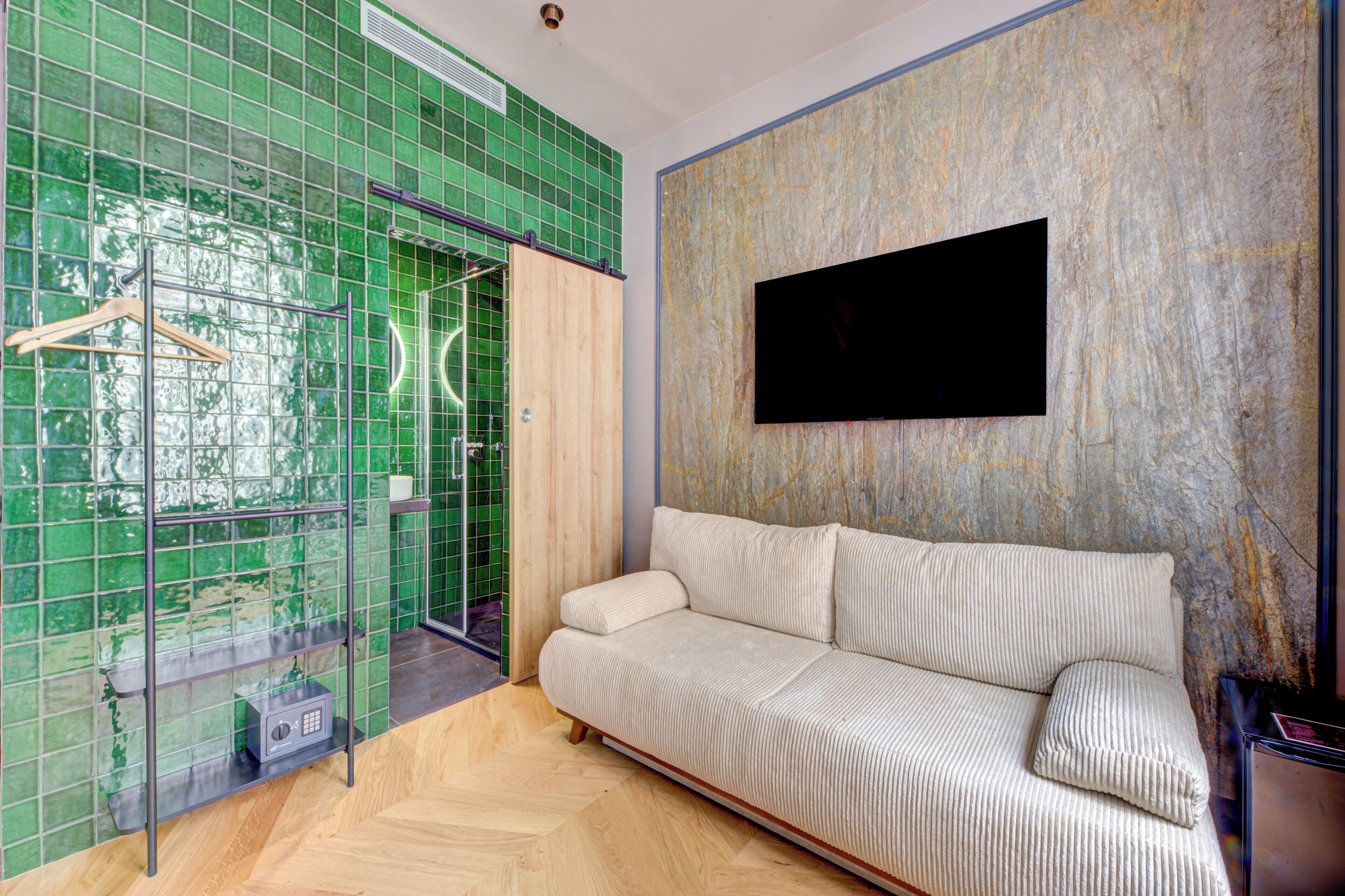 Classic Triple Room | In-room safe, desk, blackout drapes, iron/ironing board