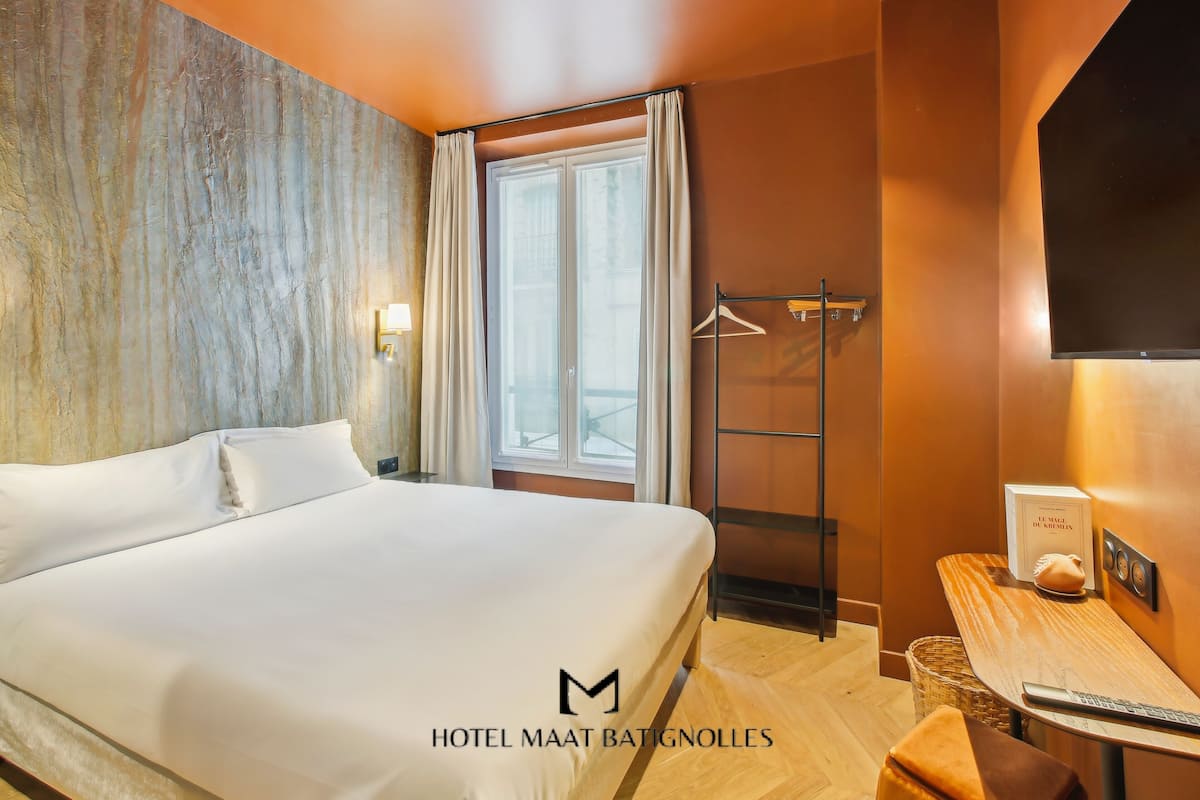 Habitación doble Confort | Caja de seguridad en la habitación, escritorio y cortinas blackout