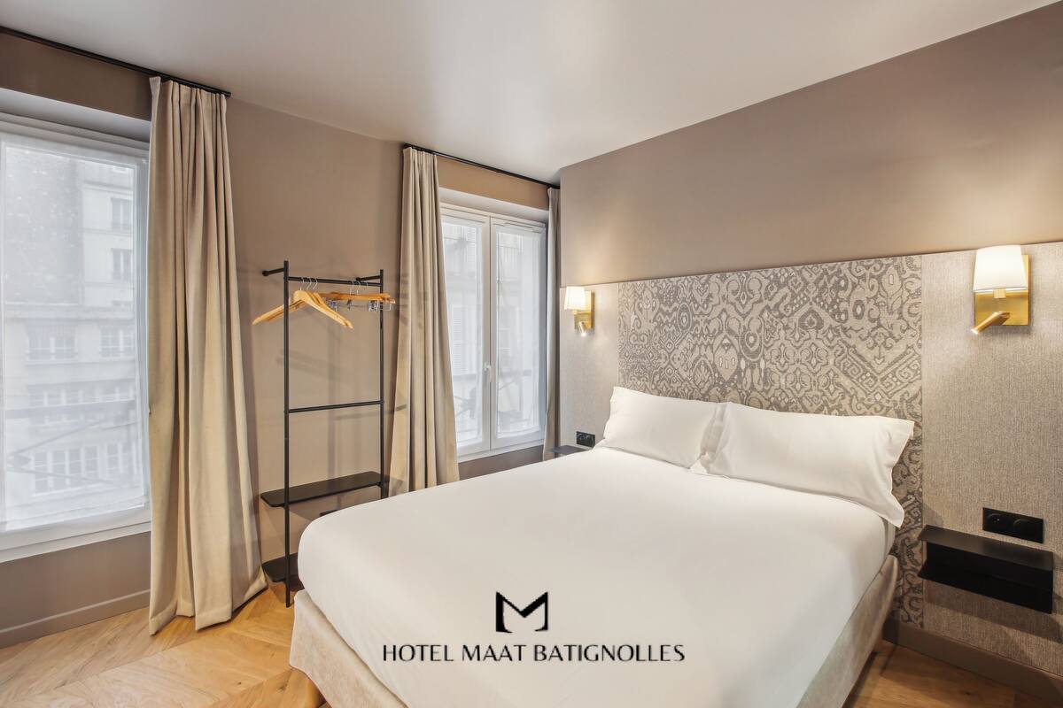 Habitación doble Deluxe | Caja de seguridad en la habitación, escritorio y cortinas blackout