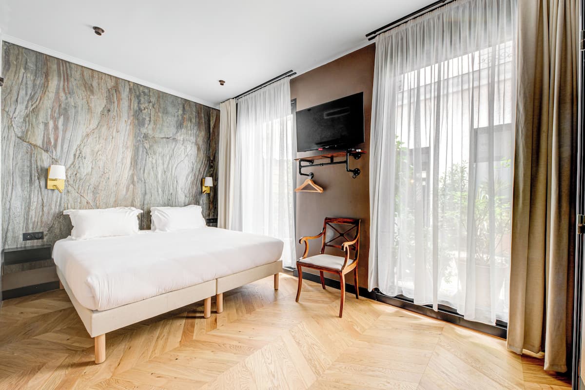 Habitación triple clásica | Caja de seguridad en la habitación, escritorio y cortinas blackout