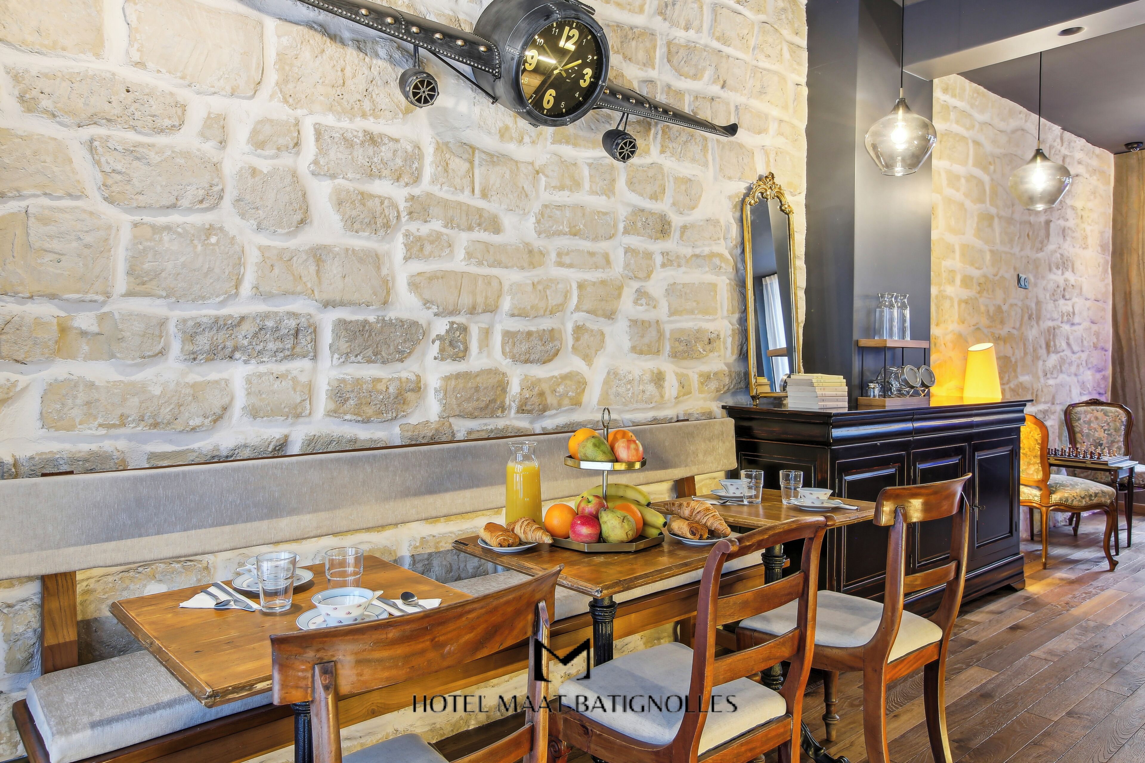 Petit déjeuner buffet (12 EUR par personne)