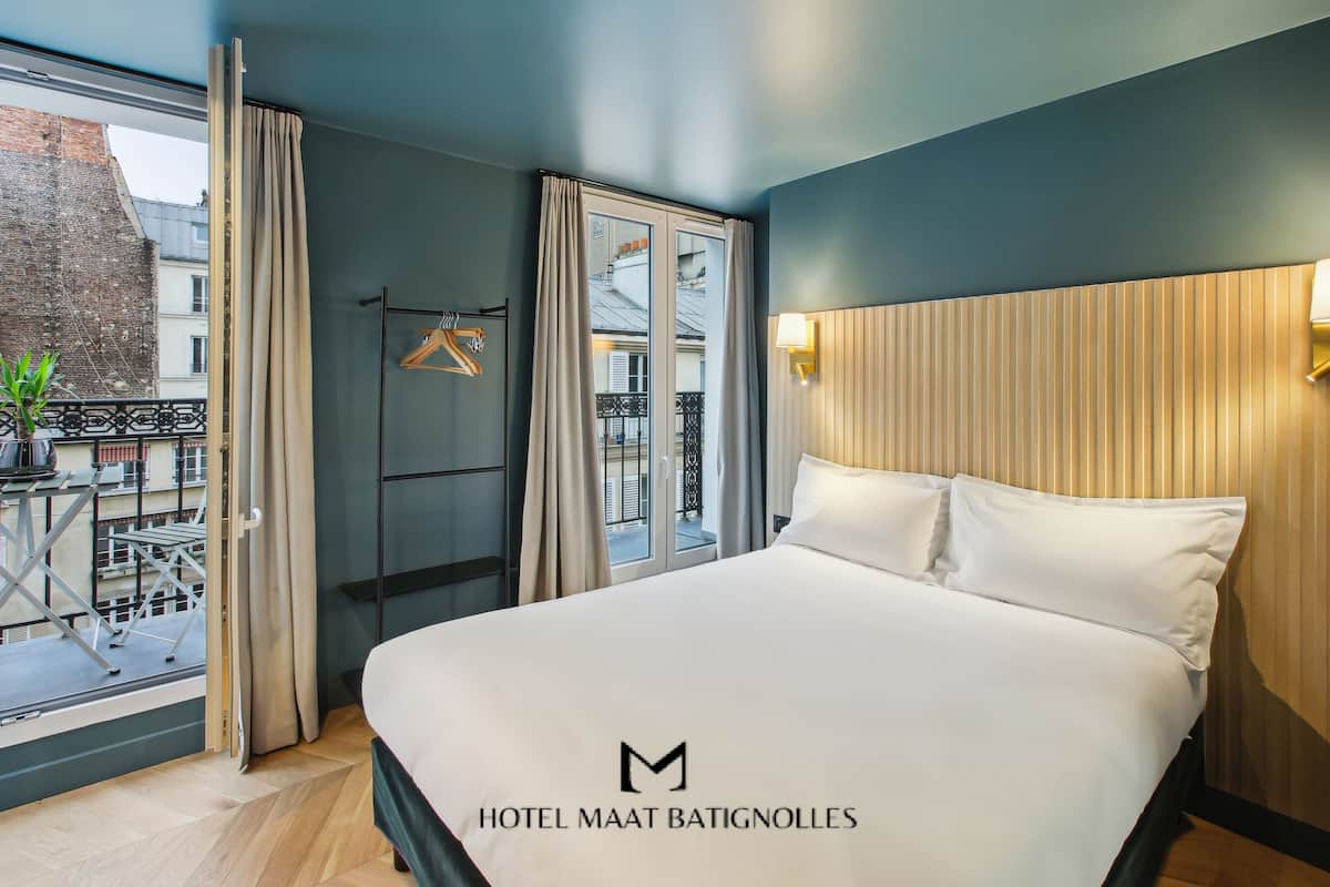 Habitación doble Confort, balcón | Caja de seguridad en la habitación, escritorio y cortinas blackout