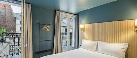 Habitación doble Confort, balcón | Caja de seguridad en la habitación, escritorio y cortinas blackout