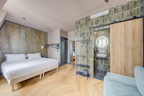 Habitación triple clásica | Caja fuerte, escritorio, cortinas opacas y sistema de insonorización
