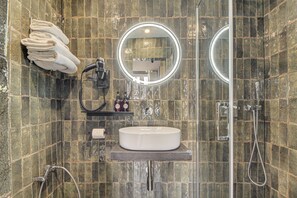 Suite | Bathroom | Shower, hair dryer, towels, soap - Hôtel Maât Batignolles (Paris)