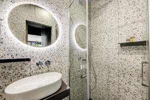 Classic Triple Room | Bathroom | Shower, hair dryer, towels, soap - Hôtel Maât Batignolles (Paris)