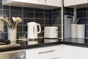 ثلاجة، ميكروويف، فرن، موقد طهي مسطح