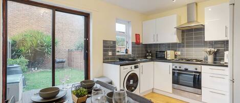 Frigorifero, microonde, forno, piano cottura