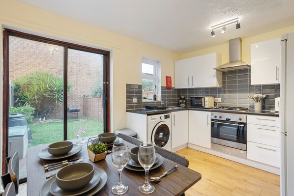 ثلاجة، ميكروويف، فرن، موقد طهي مسطح