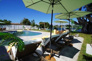 Outdoor pool, a heated pool - Coastal Retreat: Lakefront/Pool/Pickleball/Gaming/Firepit/More (Bradenton)