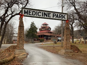 Una carretera que lleva a un edificio con un letrero que dice 'Medicine Park'.