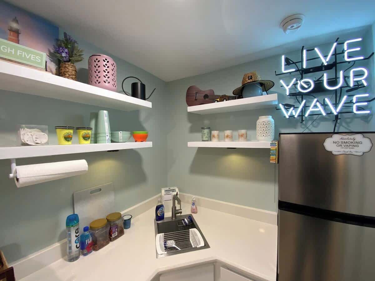 Køleskab, mikrobølgeovn, kaffe-/temaskine