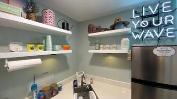 Køleskab, mikrobølgeovn, kaffe-/temaskine