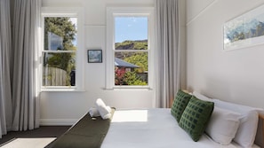 3 bedrooms, desk, WiFi, bed sheets - The 1909 Gables Villa (Arrowtown)