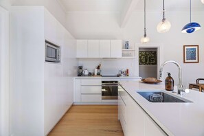 ثلاجة، ميكروويف، فرن، موقد طهي مسطح