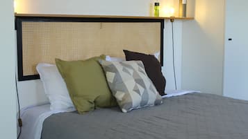 Rideaux occultants, chambres insonorisées, fer et planche à repasser