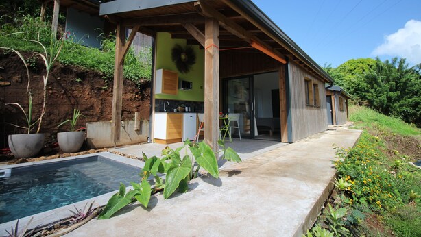 A modern house with a pool, a kitchen, and a dining area. - Lodges Mont-Vert (Le Robert)