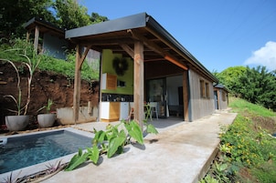 Una casa moderna con piscina, cocina y comedor.