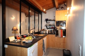 Private kitchen - The leaning house (Loix)