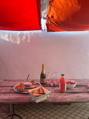 Outdoor dining - The leaning house (Loix)