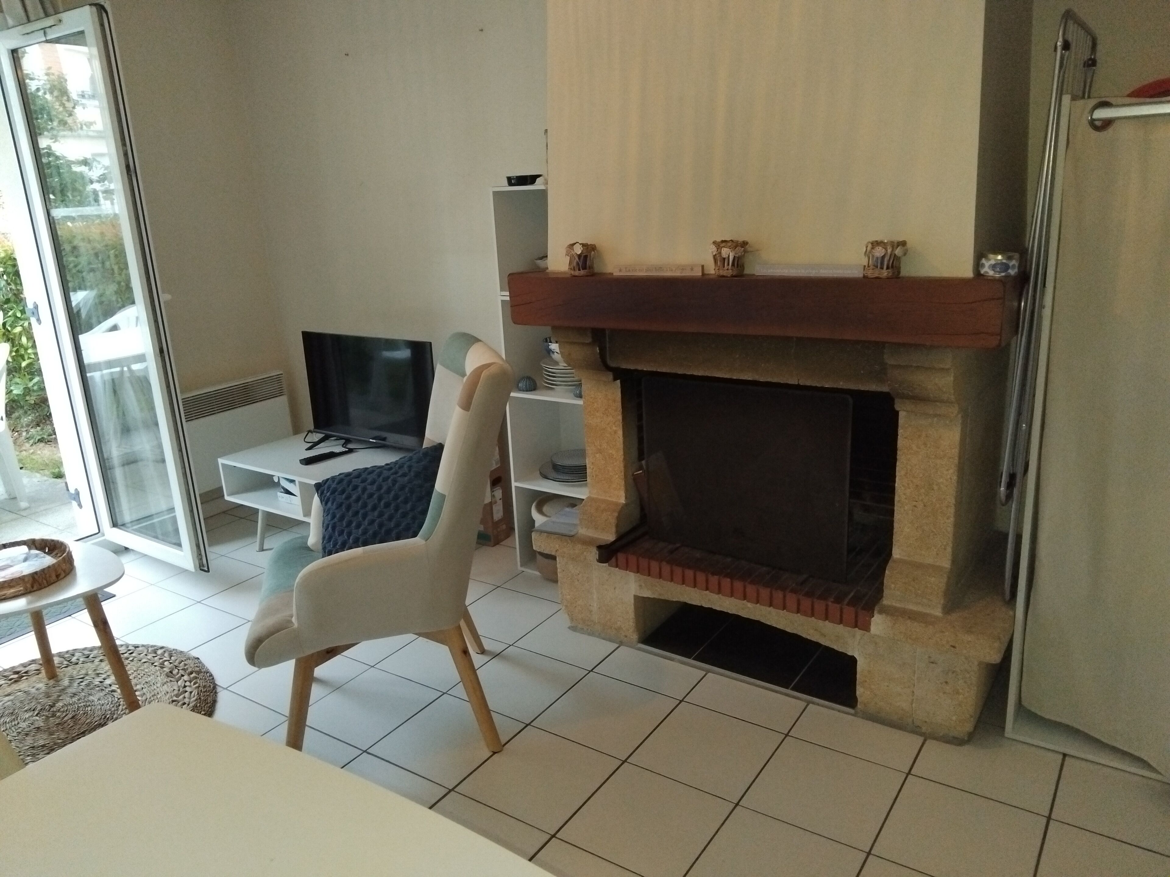 TV, fireplace