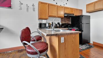 Fridge, microwave, oven, coffee/tea maker