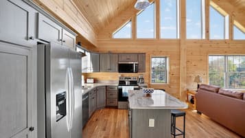 Frigorífico, microondas, horno y lavavajillas