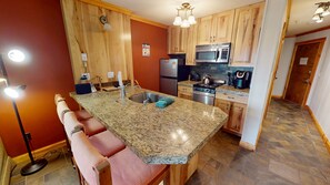 Kjøleskap, mikrobølgeovn, ovn og oppvaskmaskin