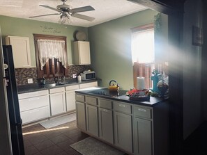 Microwave, oven - Tranquil 4-bedroom house with AC in West Lafayette (West Lafayette)