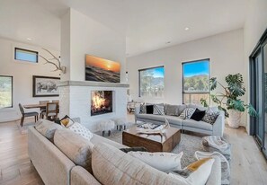 Living area - Renovated Farmhouse in Park City with 360-Degree Mountain Views (Park City)
