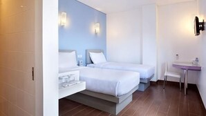 A hotel room with two beds, a small desk, and a bathroom. - Amaris Hotel Pettarani - Makassar (Panakkukang)