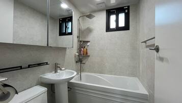Family Duplex, Sea View (Adjustment Fee for Warm Water 50,000 KRW | Hot Water 70,000 KRW) | Banheiro
