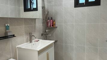 Family Duplex, Sea View (Adjustment Fee for Warm Water 50,000 KRW | Hot Water 70,000 KRW) | Bathroom