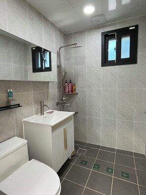 Family Duplex, Sea View (Adjustment Fee for Warm Water 50,000 KRW | Hot Water 70,000 KRW) | Bathroom - Sea & You pool villa pension (Taean)