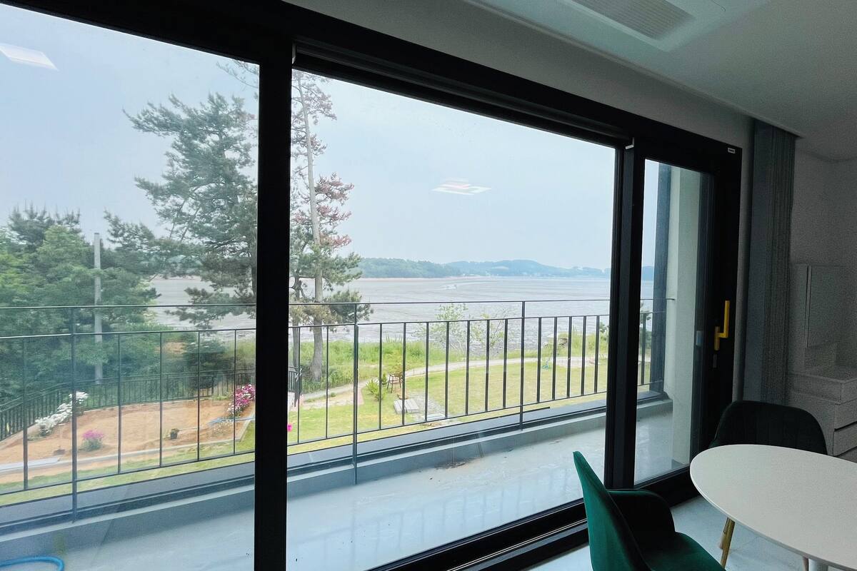 Family Duplex, Sea View (Adjustment Fee for Warm Water 50,000 KRW | Hot Water 70,000 KRW) | Free WiFi