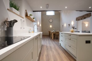 Microwave, oven, stovetop, dishwasher - Luxury farm cottage in the beautiful Peak District (Eyam)