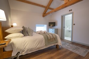 4 quartos, Wi-Fi de cortesia, roupa de cama