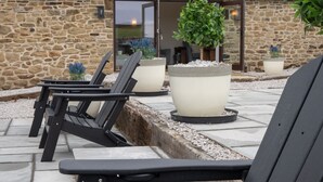 Outdoor seating with stone walls and potted plants. - Luxury farm cottage in the beautiful Peak District (Eyam)