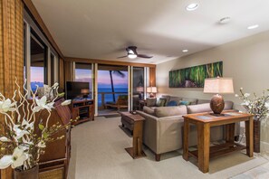 Living area - Exquisite Oceanfront Beautifully Upgraded Corner Unit - Vrkcv (Kailua-Kona)