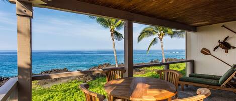 コンドミニアム ベッド (複数台) ラナイ オーシャンビュー (Surf and Racquet 1206) | 屋外ダイニングエリア