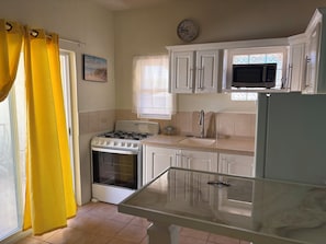 Four Ă micro-ondes, un four, surface de cuisson