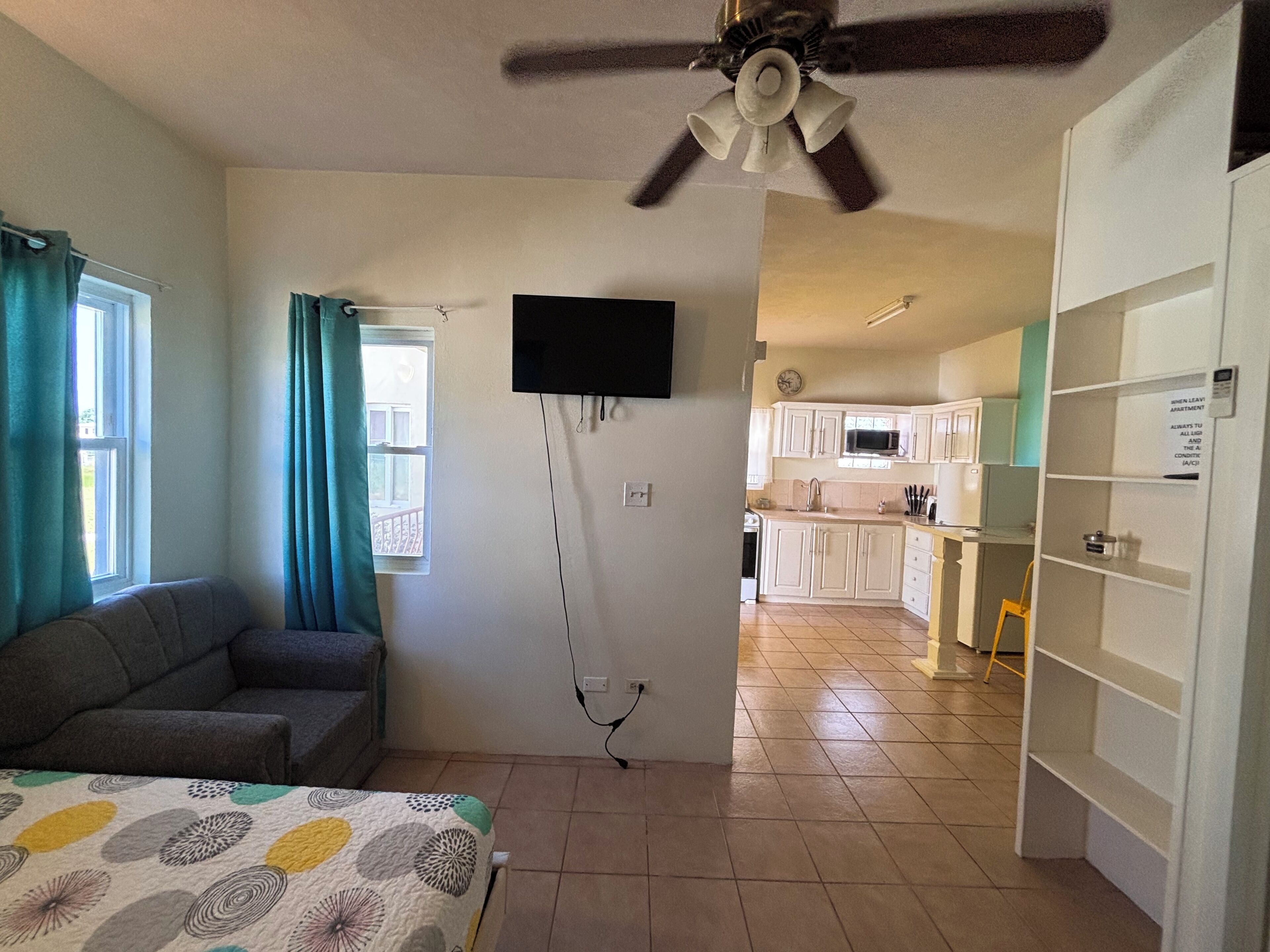 Tabla de planchar con plancha, wifi y ropa de cama 