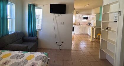 🌴 Cozy Studio Near Beaches & Town 🌴
Perfect for solo travelers or couples