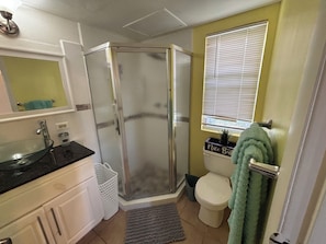 Douche, séchoir à cheveux, serviettes fournies, savon